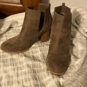 Brown suede booties with heel